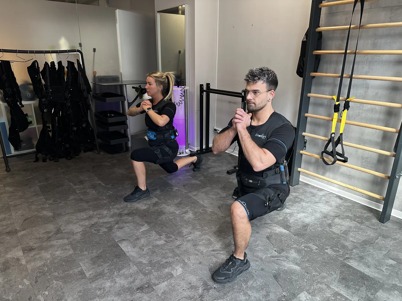 EMS-Training mit Trainer im Trainingsbereich