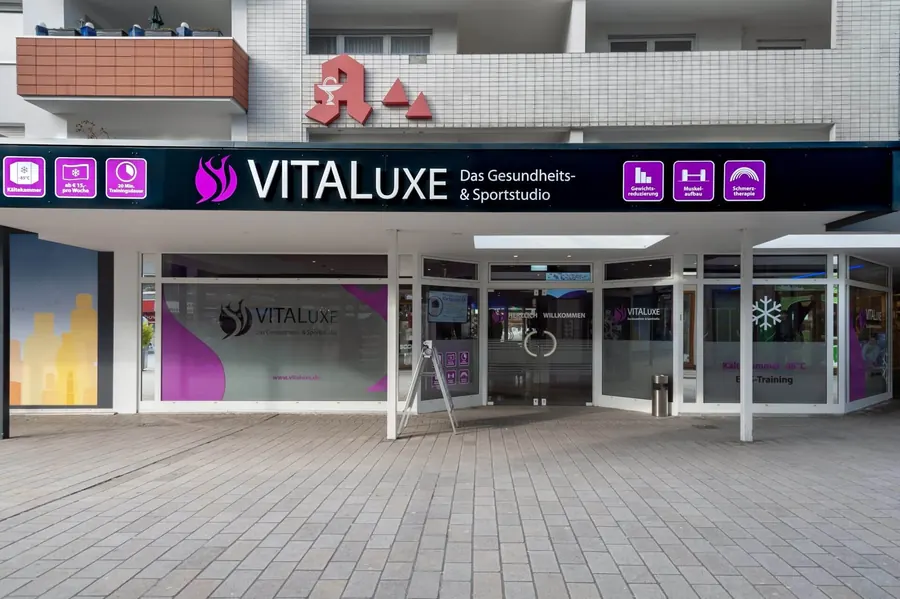 Eingang des Hauses am Willy-Brandt-Platz mit dem Schriftzug VITALuxe
